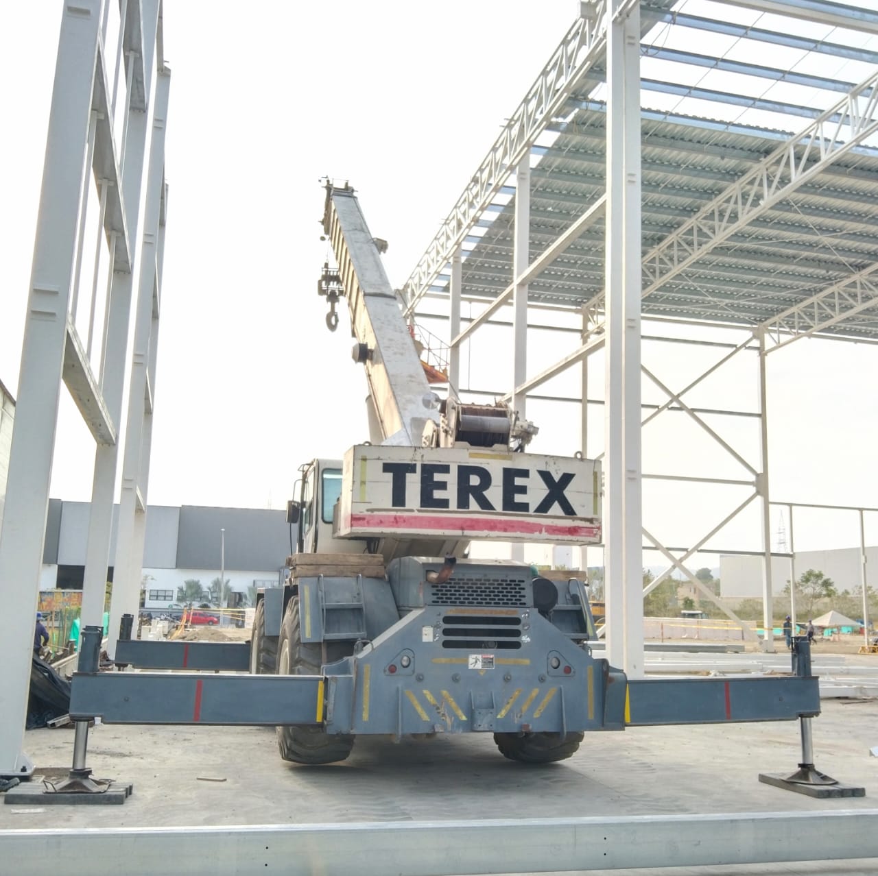 Specialized lifting with high-tonnage crane