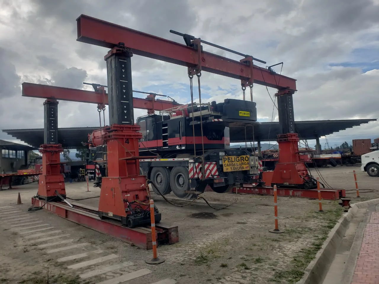 Lifting equipment with telescopic cranes and gantry systems hover